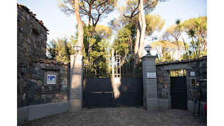 Persone incappucciate nella villa di Berlusconi: arriva la polizia