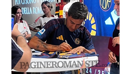 Roma, Dybala incontra i tifosi allo Store di Via del Corso – FOTO