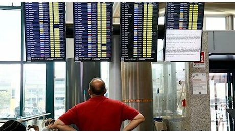 Caos aeroporti, un'odissea per i viaggiatori. «Sarà un weekend di fuoco», ecco quanto dureranno i disagi