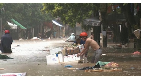 Vietnam, il dopo Yagi: in canoa tra le strade invase dal Fiume Rosso