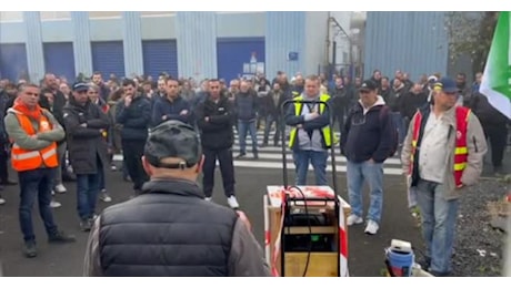 IL VIDEO. Michelin annuncia chiusura di due stabilimenti, proteste in Francia