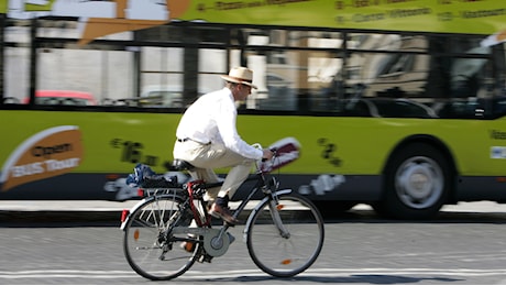 L'autovelox sulla pista ciclabile, piovono multe per chi corre in bici: il caso nel Milanese che piace ai comuni vicini