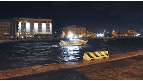 Peschereccio di 13 metri affonda al largo di Focene, sulla costa laziale: due dispersi tra le onde, ricerche in corso