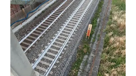 Macchinista muore investito da un treno in corsa