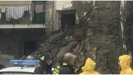 Paura a Torre del Greco: crollo e evacuazioni nel centro storico, famiglie sgomberate