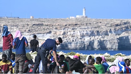 Lampedusa, sbarcati all'alba altri 48 migranti. In un giorno più di mille arrivi