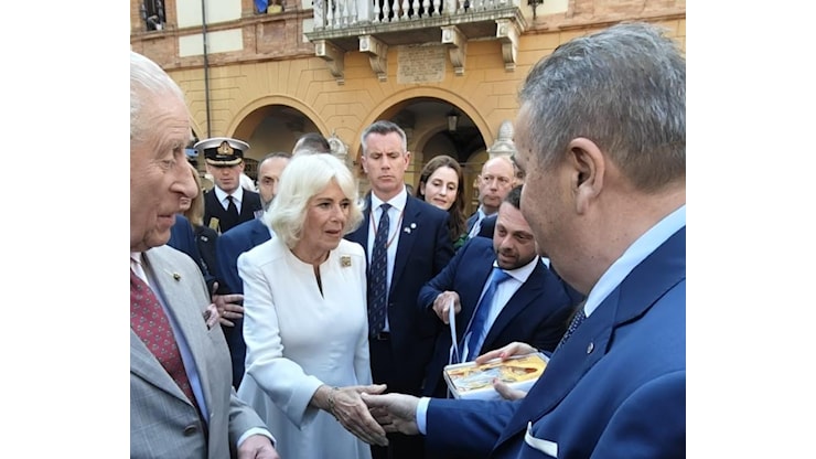 Una delegazione di Monte San Martino incontra Carlo e Camilla (Video) - Cronache Maceratesi Una delegazione di Monte San Martino incontra Carlo e Camilla (Video) - Cronache Maceratesi