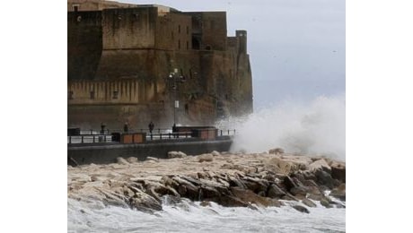 Allerta meteo arancione su Napoli: le chiusure previste in città per 24 ore