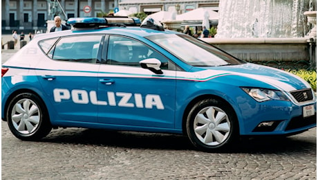 Si lancia dall'auto in corsa a Napoli per sfuggire alle molestie: 19enne in trappola, pensava fosse un taxi