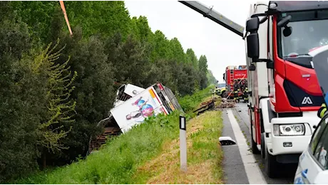 Furgone incastrato sotto a un Tir sulla Romea a Campagna Lupia, morto il conducente
