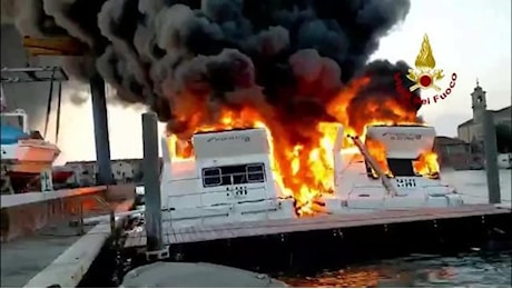 Paura a Murano, esplosione e incendio in un cantiere navale: le fiamme avvolgono le imbarcazioni