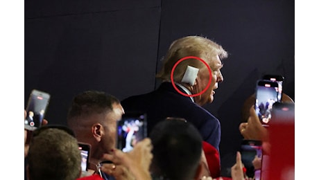 Donald Trump con l’orecchio bendato alla convention dei Repubblicani – Il video