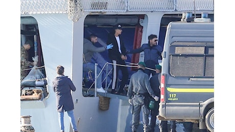 Migranti ammanettati? Sono criminali, dice di Piantedosi