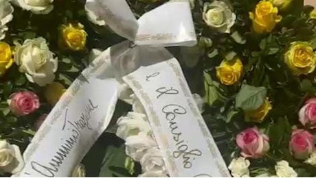 Corone di fiori e nastri bianchi per l'addio a Margaret Spada