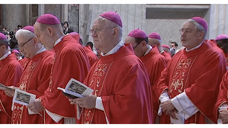 Papa Francesco benedice il Pallio del vescovo di Foggia, Giorgio Ferretti. La cerimonia a Roma