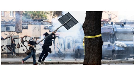 Guerriglia al corteo pro Pal: bottiglie, bastoni e bombe carta sugli agenti. Non ci ferma nessuno (video)