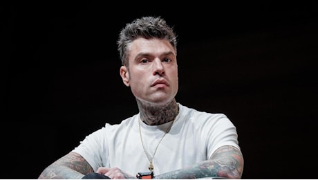 Fedez e «Allucinazione collettiva», la canzone per Chiara Ferragni: «Mi hai dato le cose migliori che ho, mi chiedo se c'è un lieto fine»