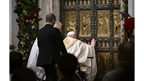 Papa Francesco: ha aperto la Porta Santa, inizia il Giubileo