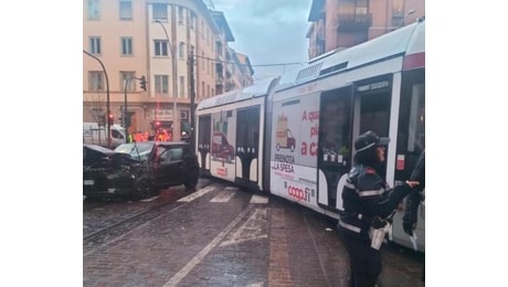 Scontro auto - tramvia, viale Rosselli chiuso traffico paralizzato