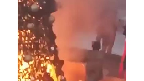 VIDEO: Siria, miliziani danno fuoco a un albero di Natale