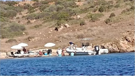 La Maddalena, sbarcano sull’isola protetta di Soffi con tavoli e ombrelloni per fare il picnic: segnalati alla Capitaneria di porto