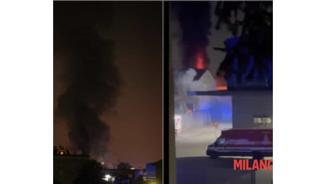 Incendio in un capannone a Milano: pompieri al lavoro da 10 ore, fumo in tutta la città. Avvisata l'Arpa