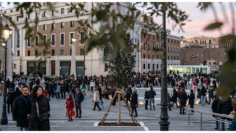 Roma, a Piazza Pia c’è il pienone. «Finalmente senza auto, così la città è dei pedoni»