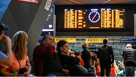 Sciopero dei treni in tutta Italia fino alle 17, l’appello del Garante: “Sia solo simbolico”. Le corse garantite e i rimborsi