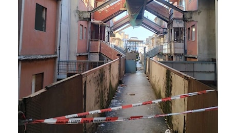 Scampia, crollo alla Vela Rossa: 5 famiglie sgomberate. Giù pezzi di ballatoio, torna la paura