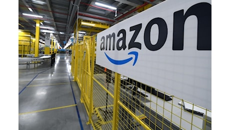 Bufera su Amazon, frode e lavoratori sfruttati: convalidato sequestro di 121 milioni. Un corriere: Noi puntini rossi in un monitor