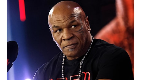 Grave malessere in aereo: Mike Tyson fa preoccupare il mondo della Boxe | Trasporto immediato in ospedale