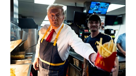 USA 2024, Donald Trump serve patatine al Mc Donald's in Pennsylvania: Kamala non ha mai lavorato qui