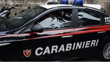 San Severo, spara contro la moglie nel parcheggio di un supermercato e si uccide: la donna è in condizioni disperate