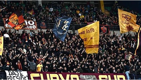 Roma-Lazio, la Sud contro Radu: Ti ricordi la felpa giallorossa?