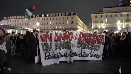 7 ottobre: a Torino bruciate le bandiere di Israele