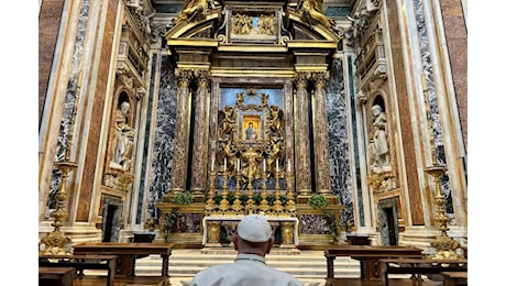 Francesco prega in Santa Maria Maggiore per il viaggio in Asia e Oceania