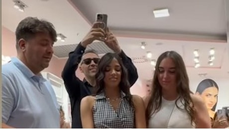 New Martina apre uno store a Palermo: bagno di folla e lei piange. «La mia fortuna è essere sempre me stessa nonostante la fama»