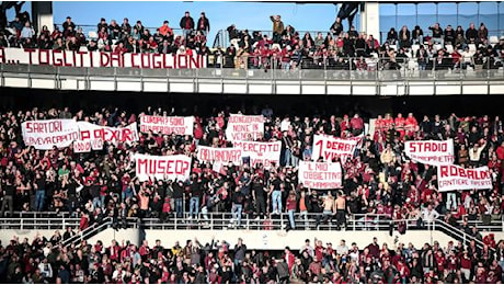 Torino, la foto dello striscione contro Cairo: La nostra soddisfazione? Togliti dai cog**ni