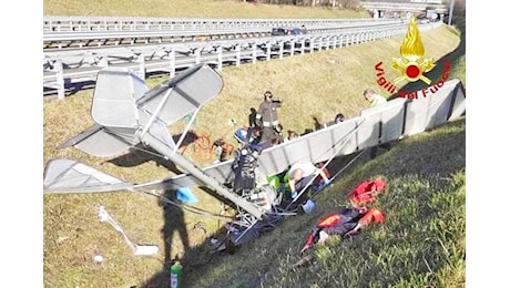 Aereo ultraleggero precipita vicino all’autostrada, pilota in codice rosso in ospedale