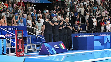 Pallanuoto, Settebello sospeso 6 mesi per “aver aggredito gli arbitri” alle Olimpiadi di Parigi. Salterà la World Cup