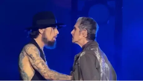 Jane's Addiction, il cantante aggredisce il chitarrista a pugni: concerto interrotto e reunion a rischio dopo 14 anni