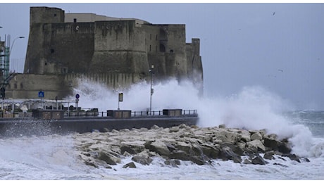 Meteo Napoli oggi, fermi traghetti ed aliscafi per Ischia e Procida: vento forte e mare agitato