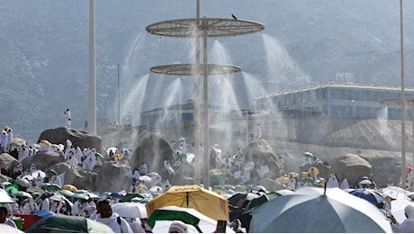 Caldo record fa strage alla Mecca di pellegrini: almeno 550 morti