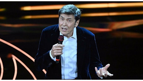 Gianni Morandi compie 80 anni: l'infanzia, il matrimonio da sogno, Sanremo, gli amici Dalla e Jovanotti. Storia dell'eterno ragazzo (ora star dei social)