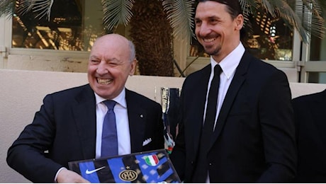 Scambio di doni in ambasciata: risate, maglie regalate e il siparietto tra Marotta e Ibrahimovic