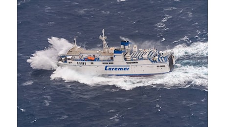 Onde alte e vento forte: il traghetto Caremar nel mare in tempesta tra Capri e Napoli