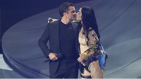 Orlando Bloom e la lettera d’amore a Katy Perry ai VMAs: “La vedo riflessa ovunque, mi sono innamorato di lei così com’è e sono orgoglioso di lei”