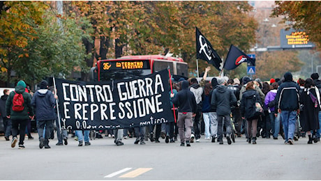 Bologna, il giorno dopo. Lepore: Il governo ha mandato 300 camicie nere. Salvini: Chiudere i centri sociali