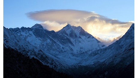 Everest, dalle nevi spunta uno scarpone: sono i resti dell'alpinista britannico Andrew Irvine. Cento anni fa tentò la scalata