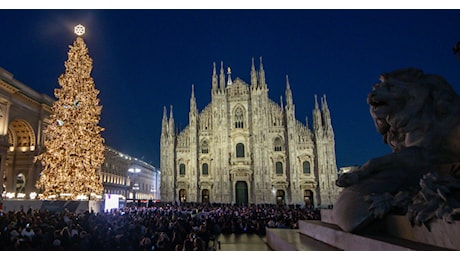 Milano a Natale brillerà con un abete di 27 metri in Piazza Duomo, in Galleria la firma di Dior e per la città 27 alberi. Il Comune: Tutto a costo zero